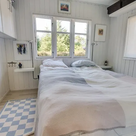 Two-bedroom Holiday In بيت للعطل هالس